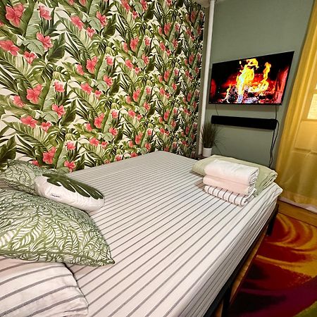 Tropical Comfort Room In Harlem Cozy Stay With Snacks & Style Нью-Йорк Экстерьер фото