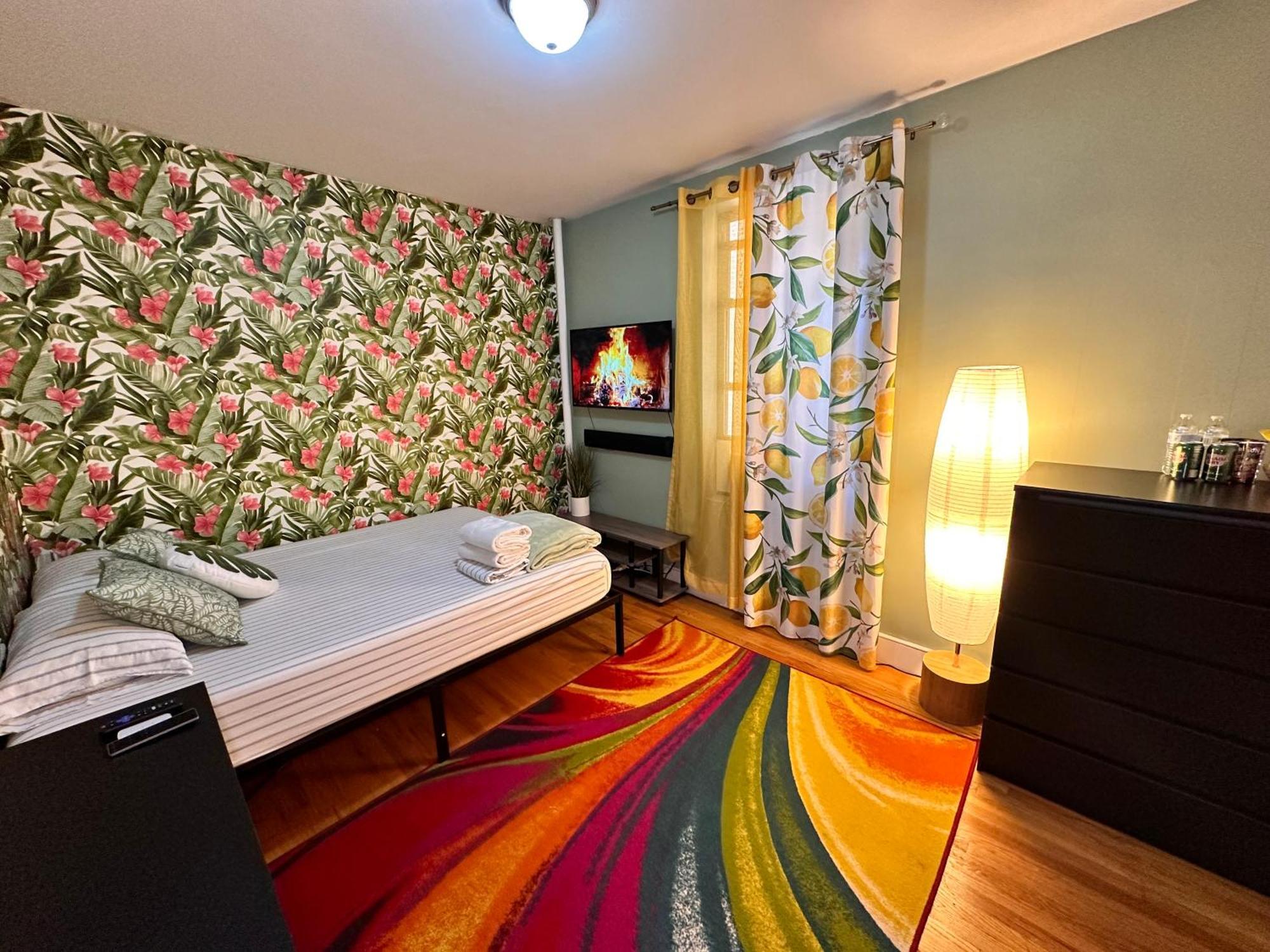 Tropical Comfort Room In Harlem Cozy Stay With Snacks & Style Нью-Йорк Экстерьер фото