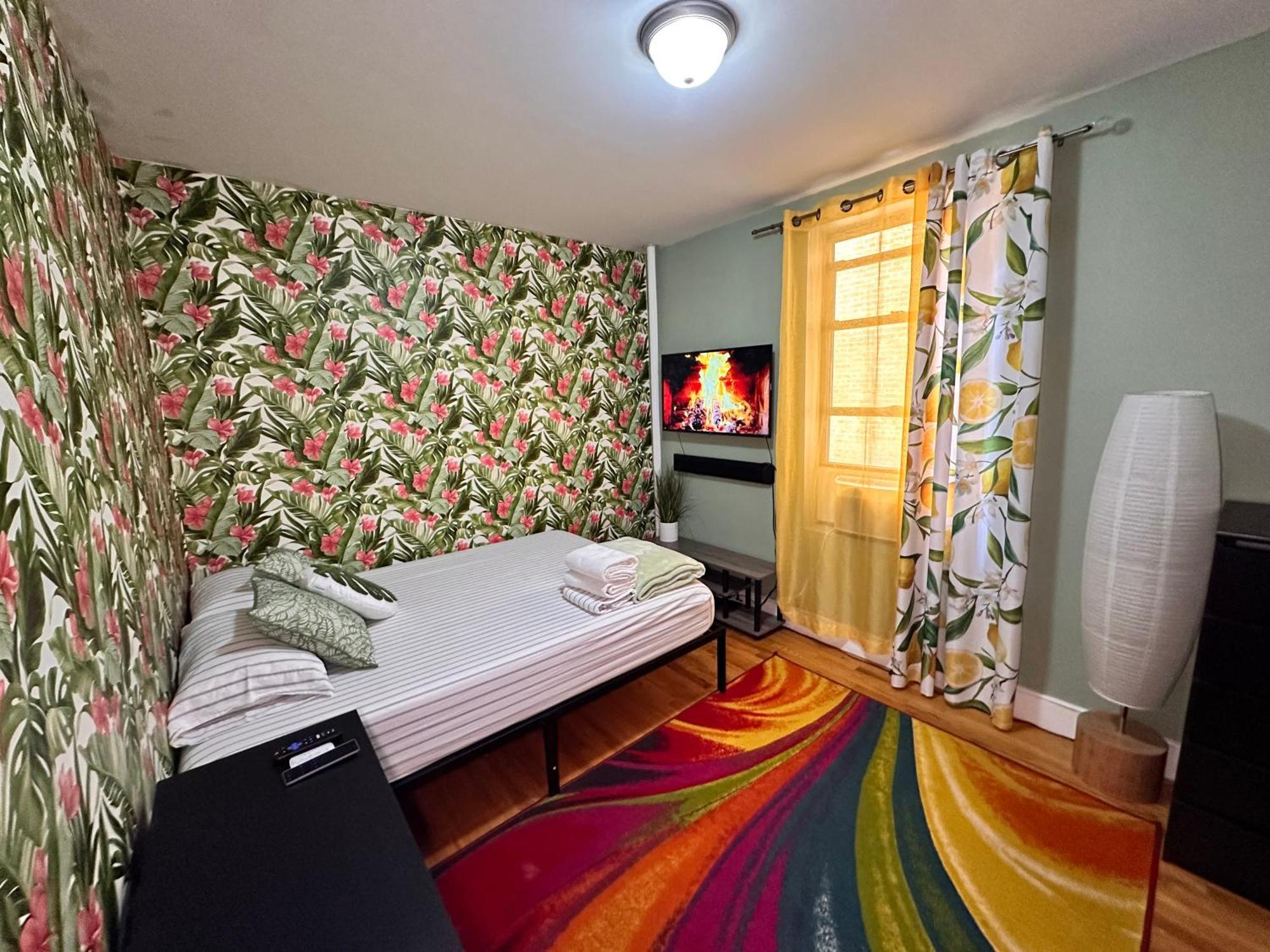 Tropical Comfort Room In Harlem Cozy Stay With Snacks & Style Нью-Йорк Экстерьер фото